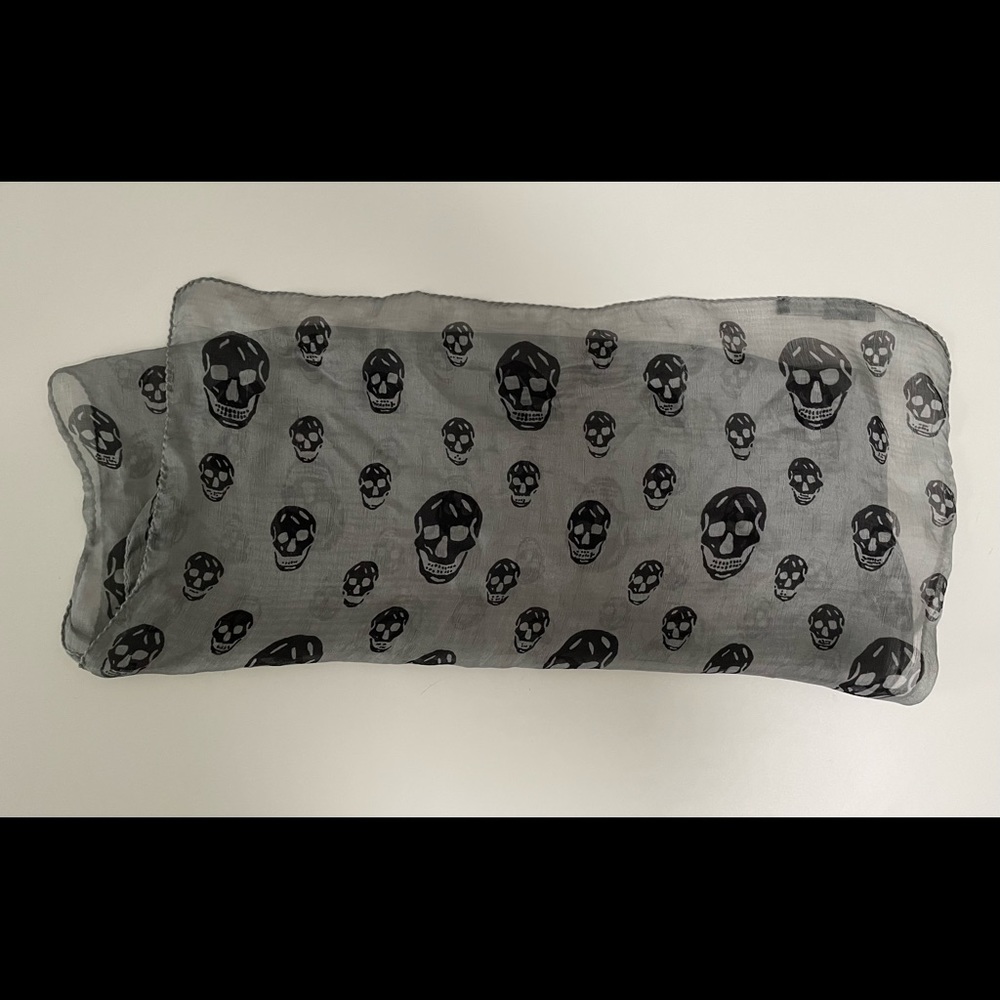 Alexander McQueen 100% Silk Black and Grey Skull Scarf